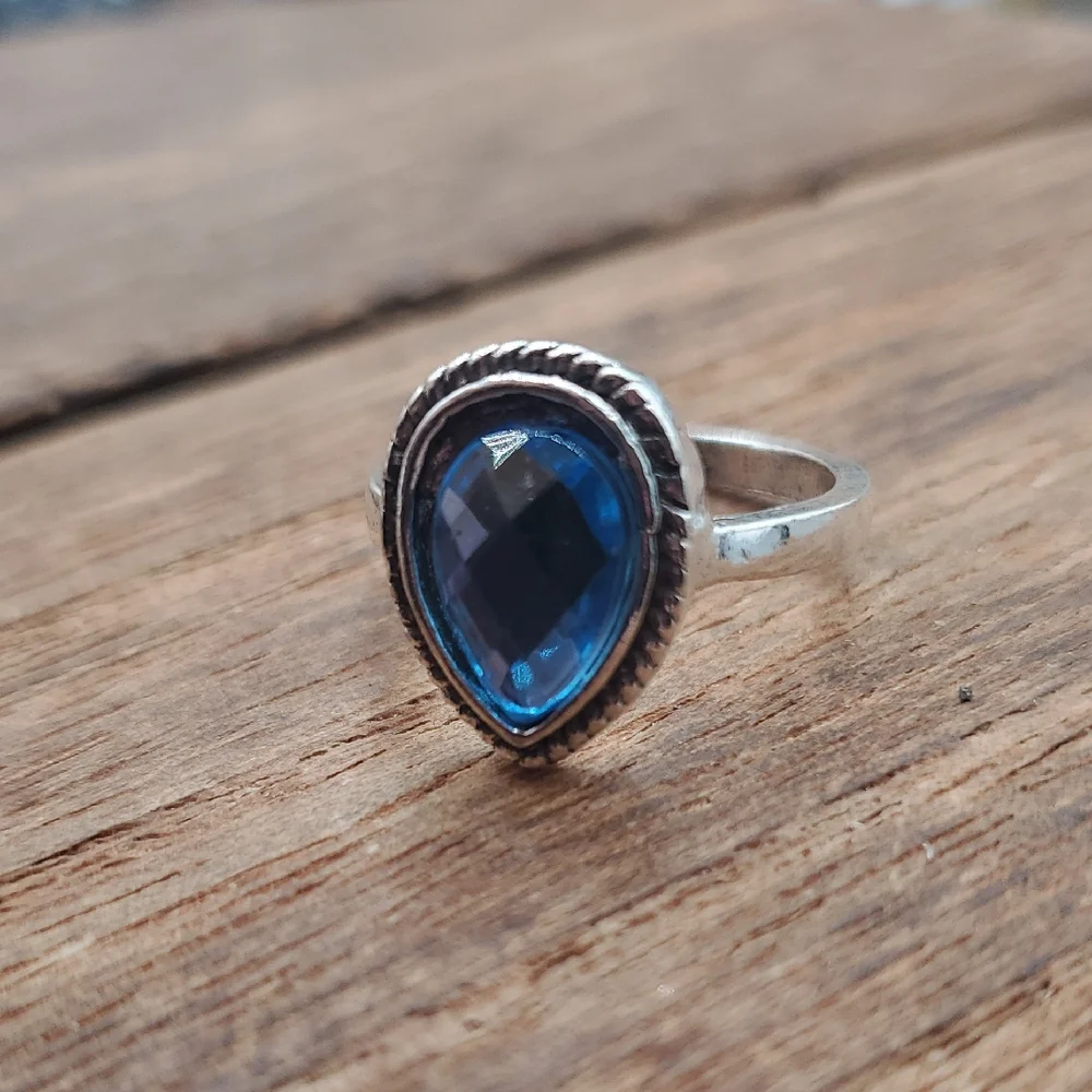 Elegant‎ Blue Teardrop Silver Tone Ring Size 6.5 R824
